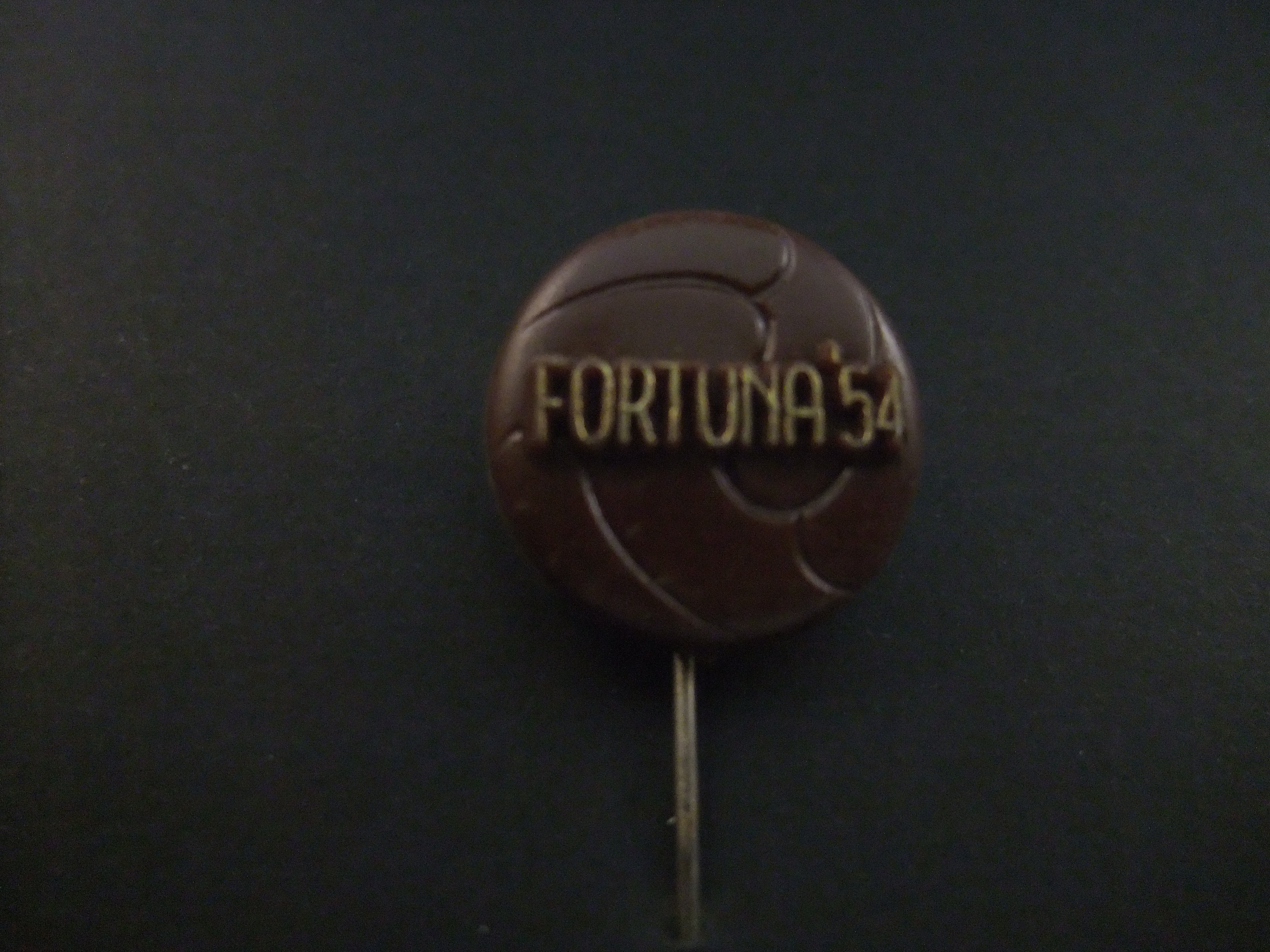 Fortuna '54 voetbalclub (nu Fortuna Sittard) bal met logo